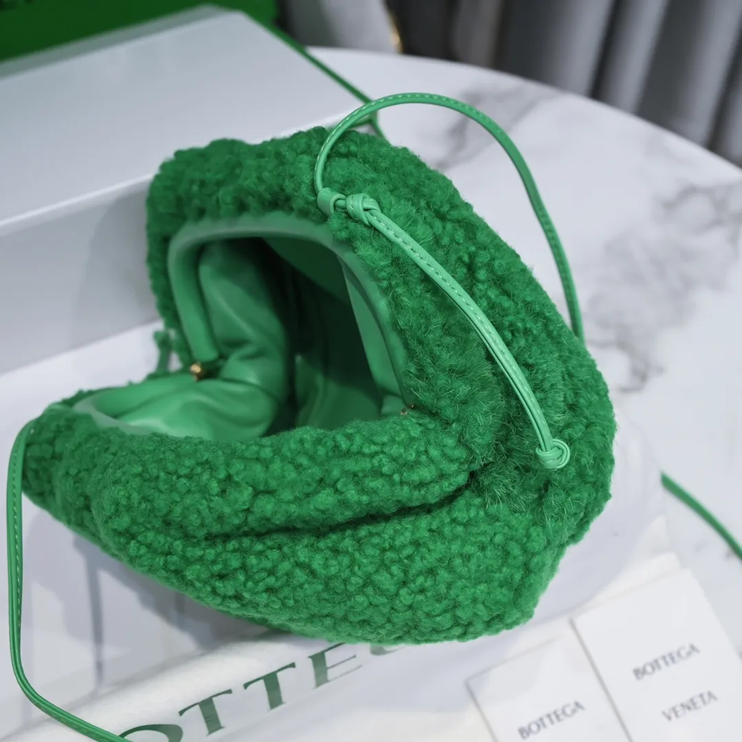 The small parrot green 🐱 BV pouch cloud bag is a fluffy version. It’s here, it’s here, it’s here with the fluff. You’ll know how cute it is when you see the real thing! The soft and fluffy feel is really great. Rua, this year’s furry style, I stand on bv! ! Whether it is a jodie cloud bag or a tote, not all curly teddy fur can be used to make goods. The curl size of the fur directly affects the similarity of the entire bag. Material: full fur and lambskin ➕ lambskin lining is much more expensive than full leather! Again, if you don’t want to develop ZP, of course you have to be willing to spend money ~ 22*13*5,